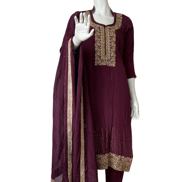 New, Purple Pajama Kameez with Gold Detail. Size: Medium - Picture 3 of 15